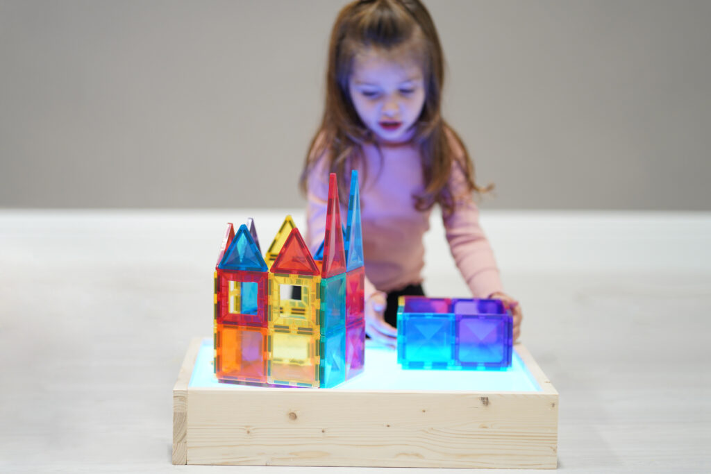 Tavolo luminoso marrone scuro per disegnare con la sabbia. Montessori,  gioco sensoriale, giocattolo in legno, scatola luminosa a LED, luce che  cambia colore -  Italia